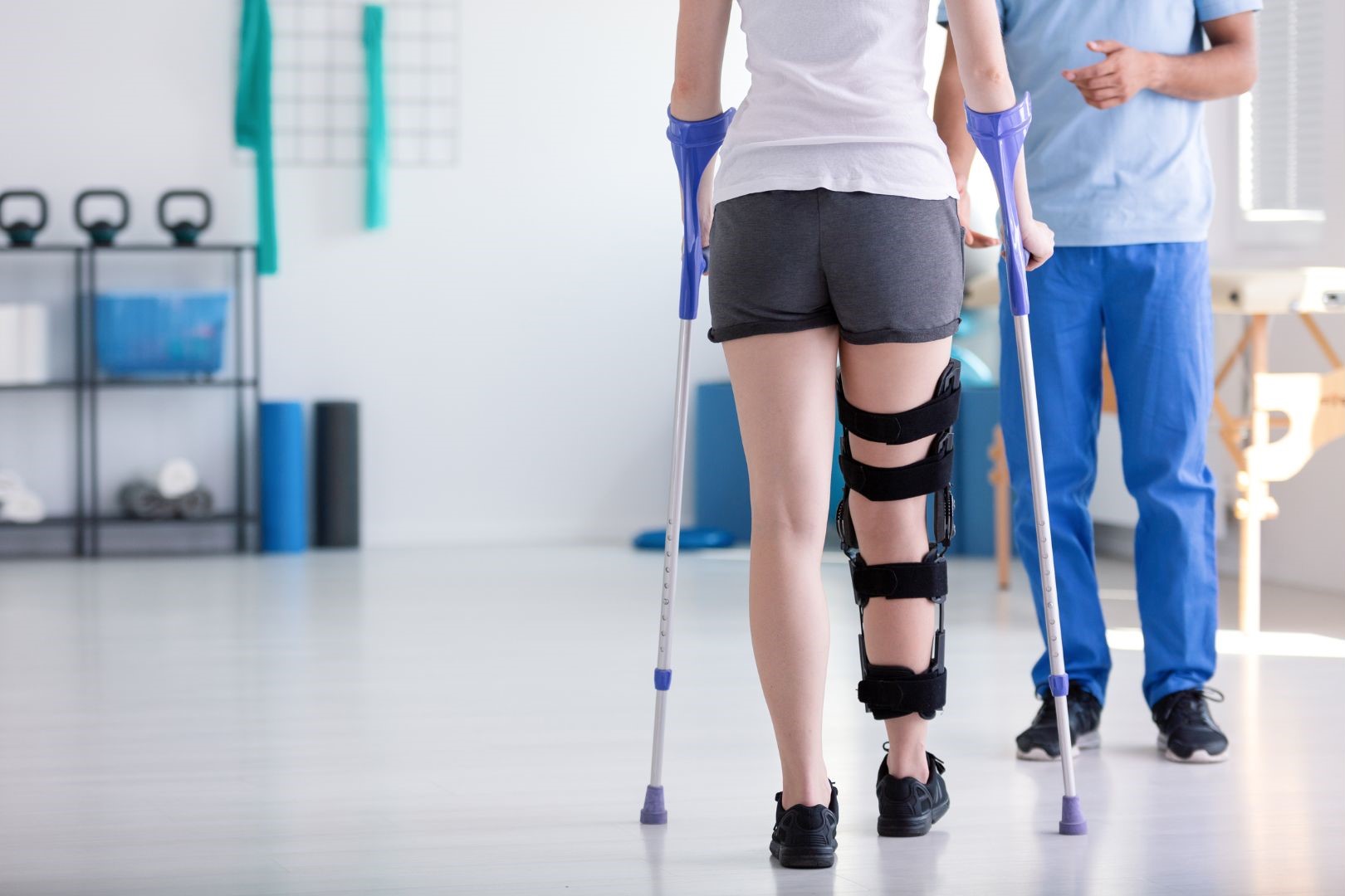 Woman in a rehabilitation center for an injury on her knee