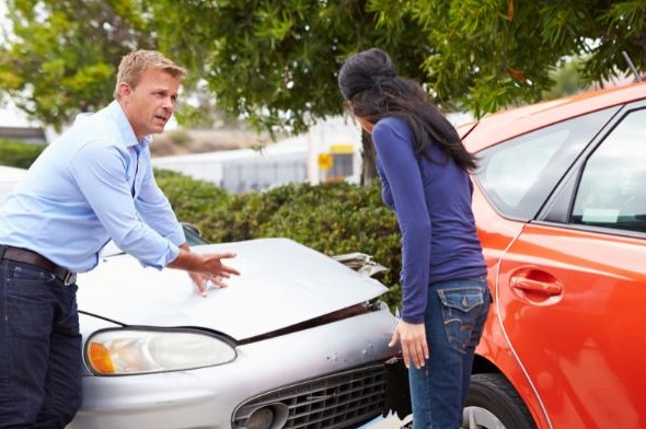 Man and woman discussing car accident.